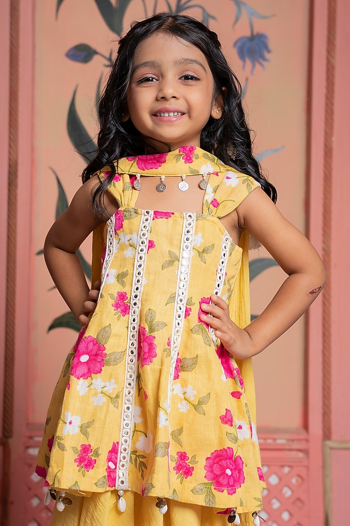 Yellow Pure Linen Printed & Embroidered Kurta Set by Kirti Agarwal Pret n Couture at Pernia's Pop Up Shop