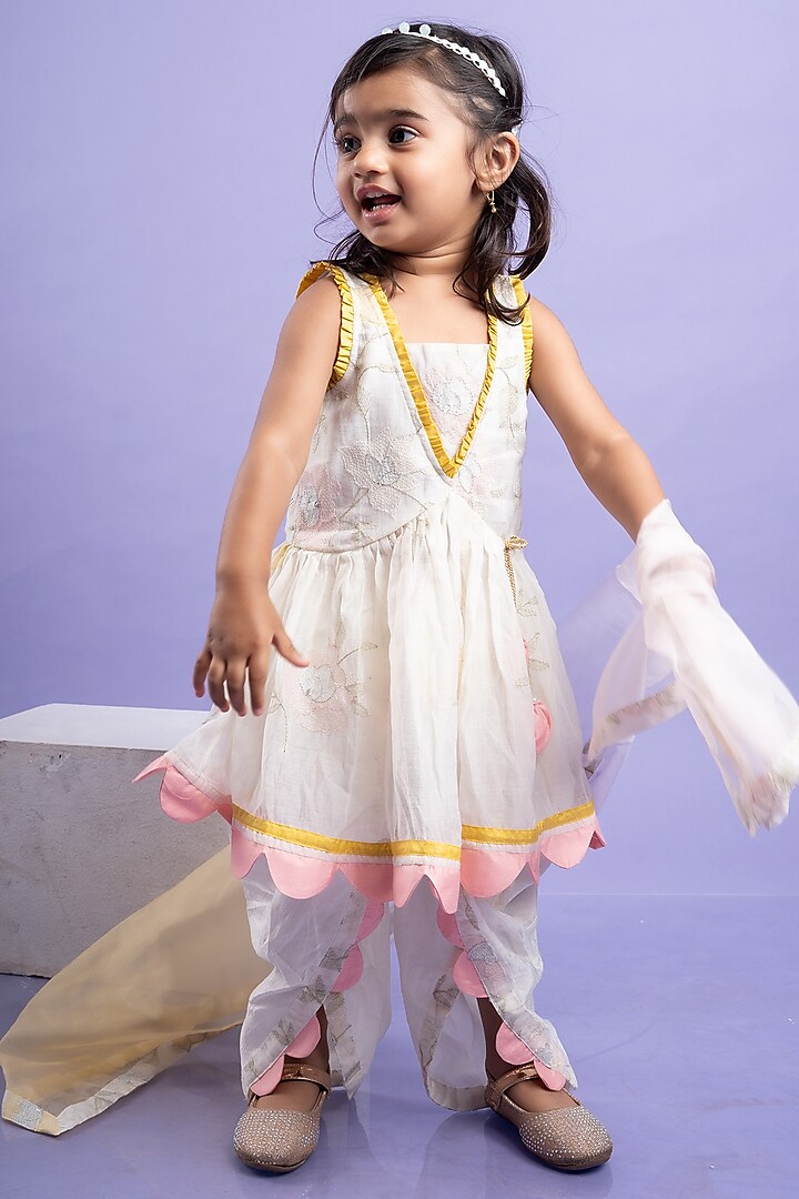 Off-White Chanderi Silk & Spun Silk Embroidered Kurta Set For Girls by  Kirti Agarwal Pret n Couture at Pernia's Pop Up Shop