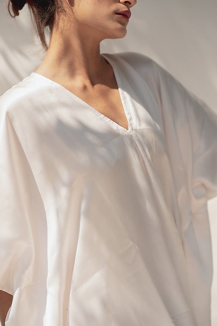 Pearl White Kaftan With Handcrafted Horse by KAPARDARA  at Pernia's Pop Up Shop
