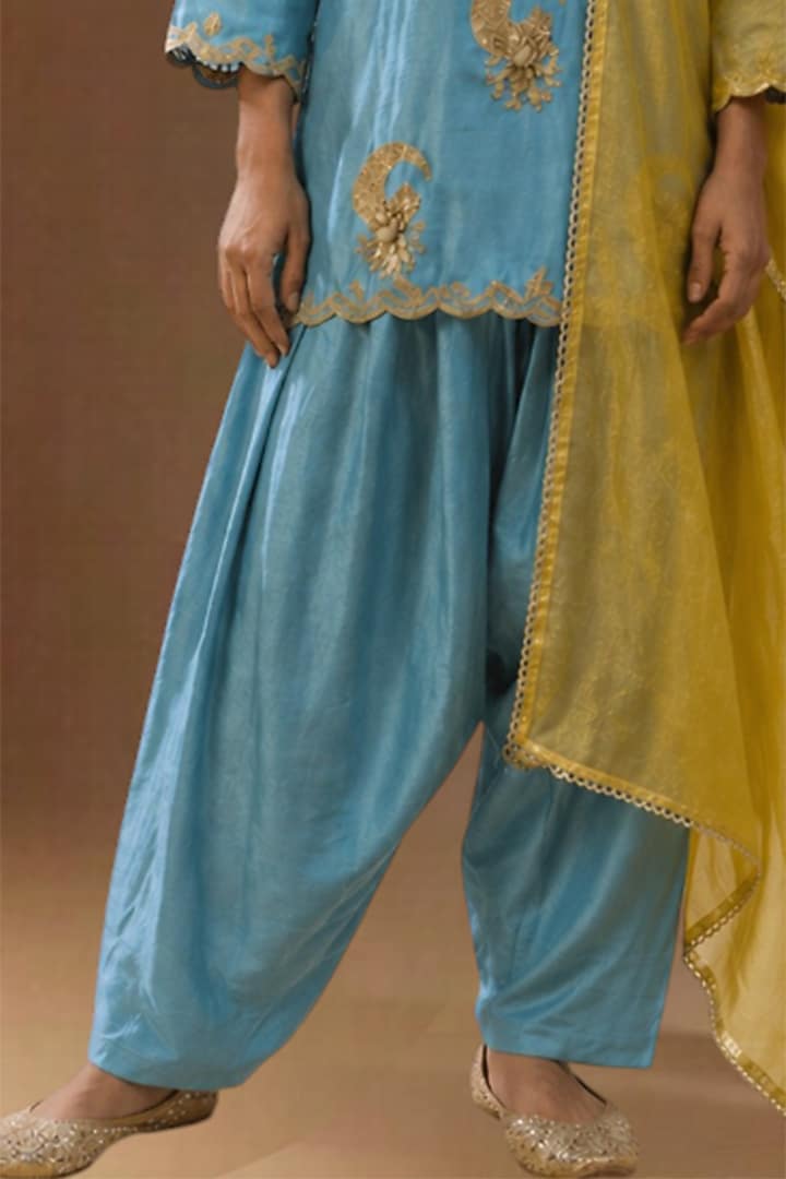 Phirozi Summer Silk Embellished Kurta Set by Arpita Sulakshana at Pernia's Pop Up Shop