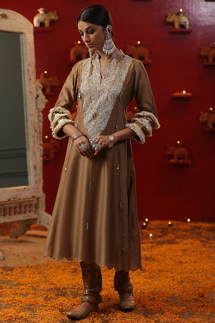 Golden Chanderi Silk Kurta Set by Arpita Sulakshana at Pernia's Pop Up Shop