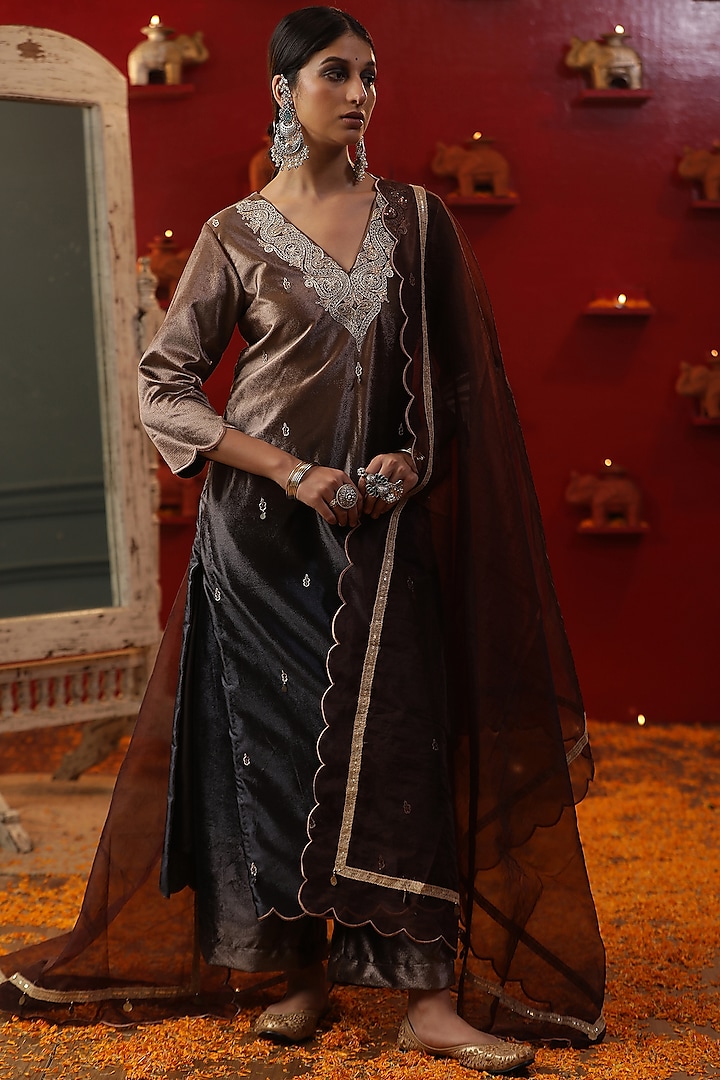 Brown Ombre Velvet Kurta Set by Arpita Sulakshana at Pernia's Pop Up Shop