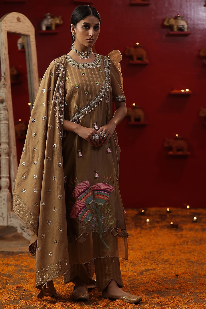 Golden Chanderi Silk Hand Painted Kurta Set by Arpita Sulakshana at Pernia's Pop Up Shop