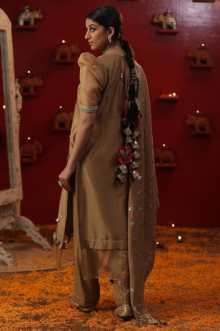 Golden Chanderi Silk Hand Painted Kurta Set by Arpita Sulakshana at Pernia's Pop Up Shop