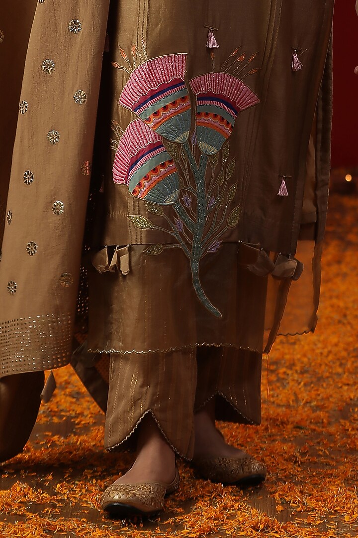Golden Chanderi Silk Hand Painted Kurta Set by Arpita Sulakshana at Pernia's Pop Up Shop