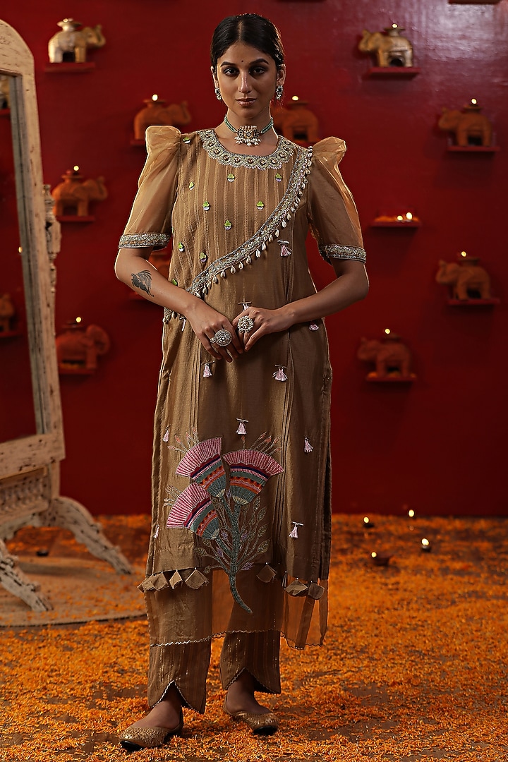 Golden Chanderi Silk Hand Painted Kurta Set by Arpita Sulakshana at Pernia's Pop Up Shop