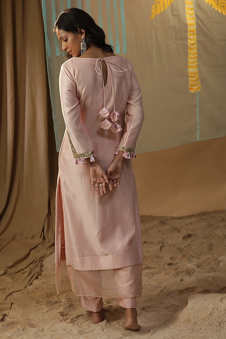 Pink Chanderi Embroidered Kurta Set by Arpita Sulakshana at Pernia's Pop Up Shop