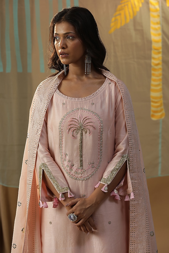 Pink Chanderi Embroidered Kurta Set by Arpita Sulakshana at Pernia's Pop Up Shop