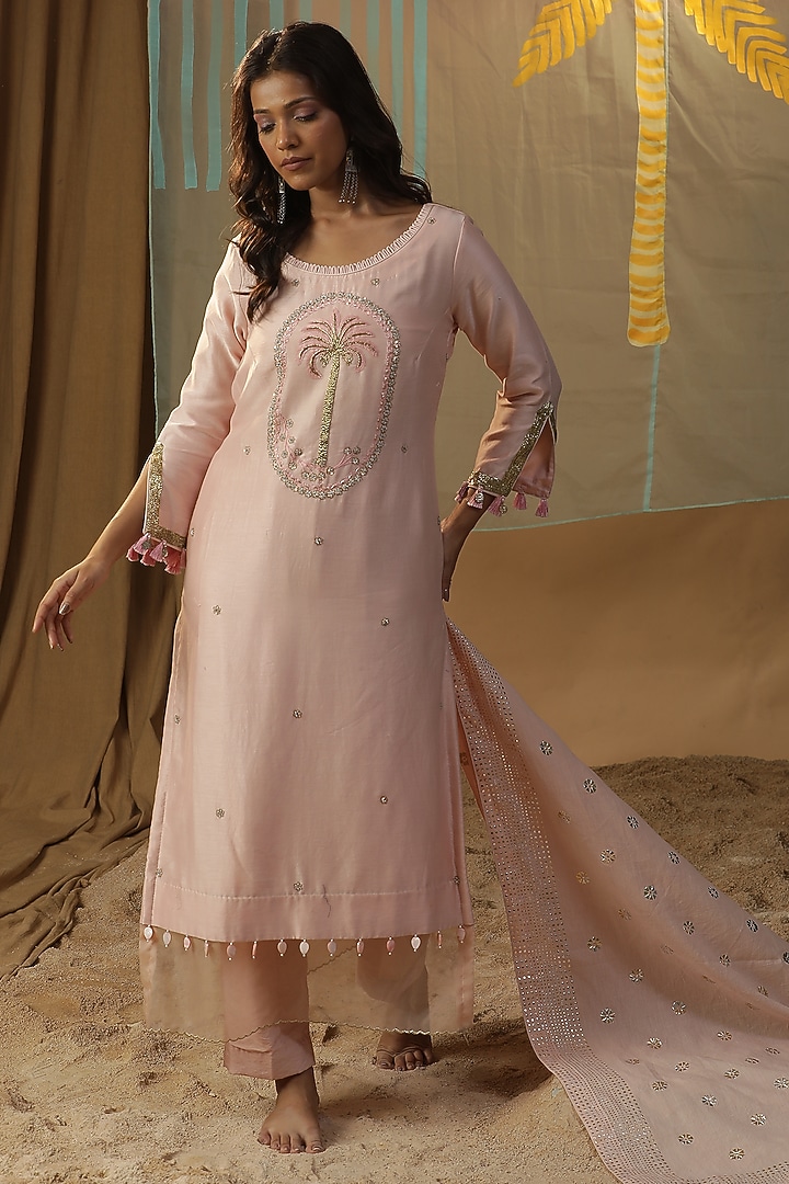 Pink Chanderi Embroidered Kurta Set by Arpita Sulakshana at Pernia's Pop Up Shop