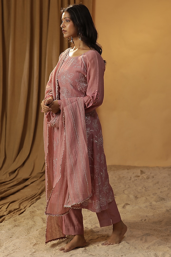Pyaazi Pink Chanderi Sequins & Resham Work Kurta Set by Arpita Sulakshana at Pernia's Pop Up Shop