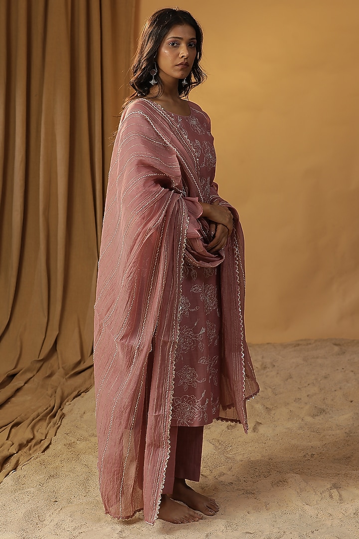 Pyaazi Pink Chanderi Sequins & Resham Work Kurta Set by Arpita Sulakshana at Pernia's Pop Up Shop