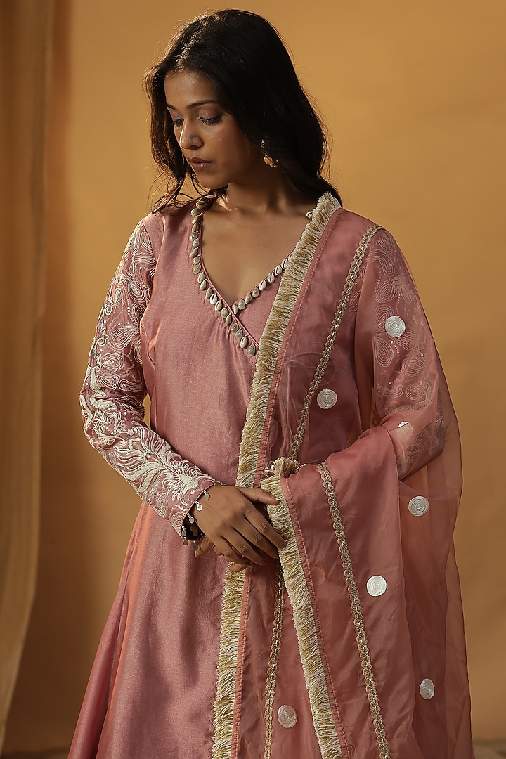 Pyaazi Pink Chanderi Dori Work Angrakha Kurta Set by Arpita Sulakshana at Pernia's Pop Up Shop