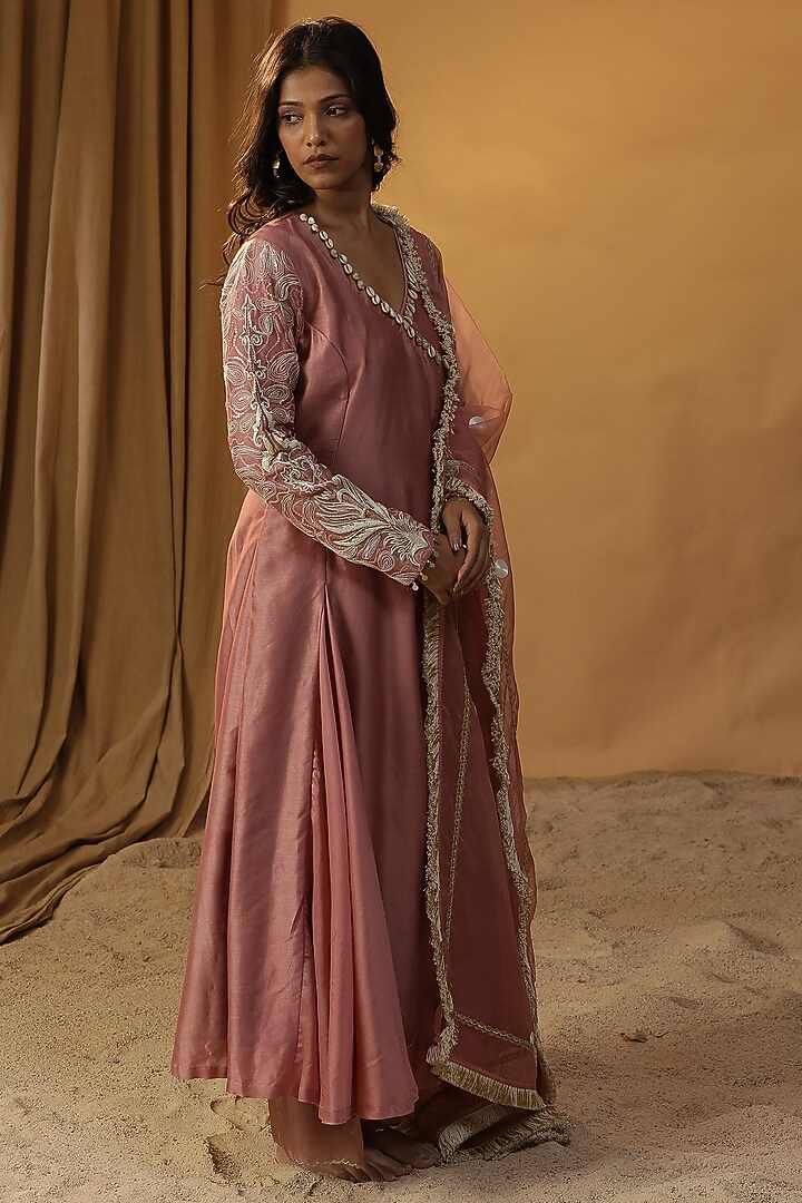 Pyaazi Pink Chanderi Dori Work Angrakha Kurta Set by Arpita Sulakshana at Pernia's Pop Up Shop