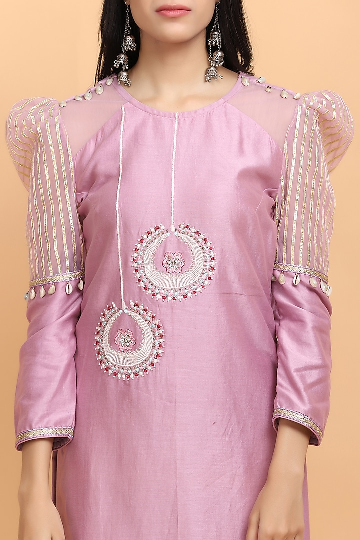 Lilac Embroidered Kurta Set by Arpita Sulakshana at Pernia's Pop Up Shop