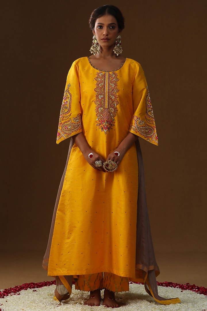 Yellow Raw Silk Zari Embroidered Kurta Set by Arpita Sulakshana at Pernia's Pop Up Shop