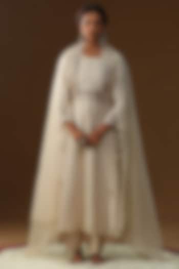 Off-White Chanderi Silk Zari Embroidered Kurta Set by Arpita Sulakshana at Pernia's Pop Up Shop