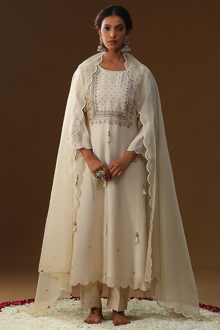 Off-White Chanderi Silk Zari Embroidered Kurta Set by Arpita Sulakshana at Pernia's Pop Up Shop