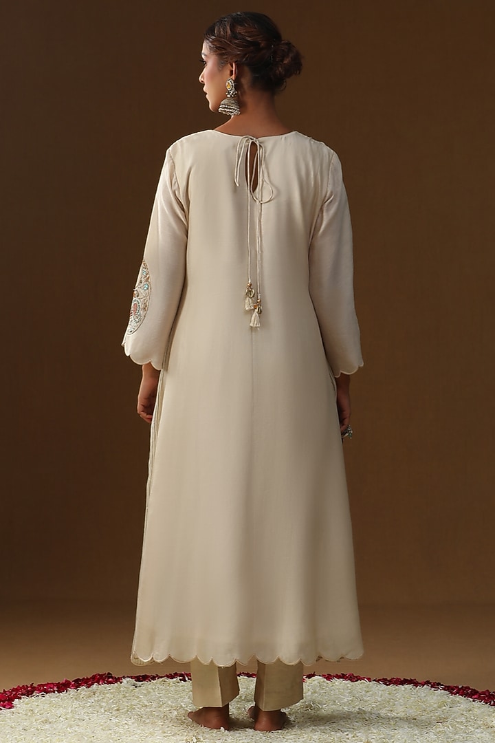 Off-White Chanderi Silk Zari Embroidered Kurta Set by Arpita Sulakshana at Pernia's Pop Up Shop