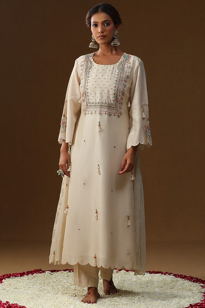 Off-White Chanderi Silk Zari Embroidered Kurta Set by Arpita Sulakshana at Pernia's Pop Up Shop