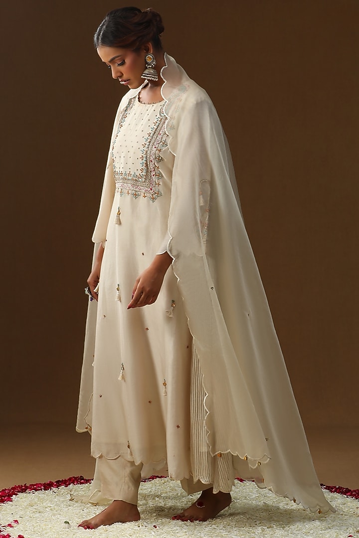 Off-White Chanderi Silk Zari Embroidered Kurta Set by Arpita Sulakshana at Pernia's Pop Up Shop