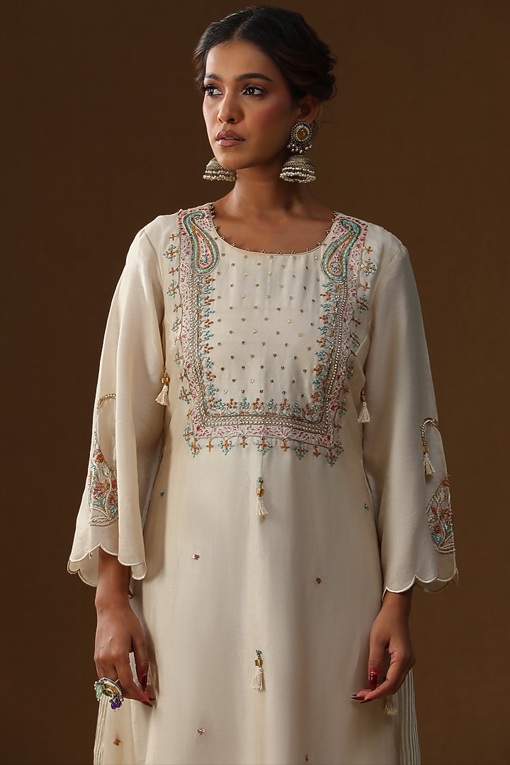 Off-White Chanderi Silk Zari Embroidered Kurta Set by Arpita Sulakshana at Pernia's Pop Up Shop