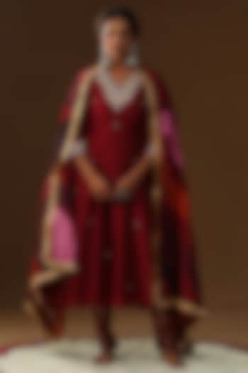 Maroon Chanderi Silk Motif Hand Painted Kurta Set by Arpita Sulakshana at Pernia's Pop Up Shop