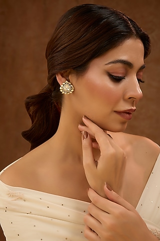 Black Rhodium Plated White Kundan Polki Stud Earrings In Sterling Silver by KARISA DESIGNS