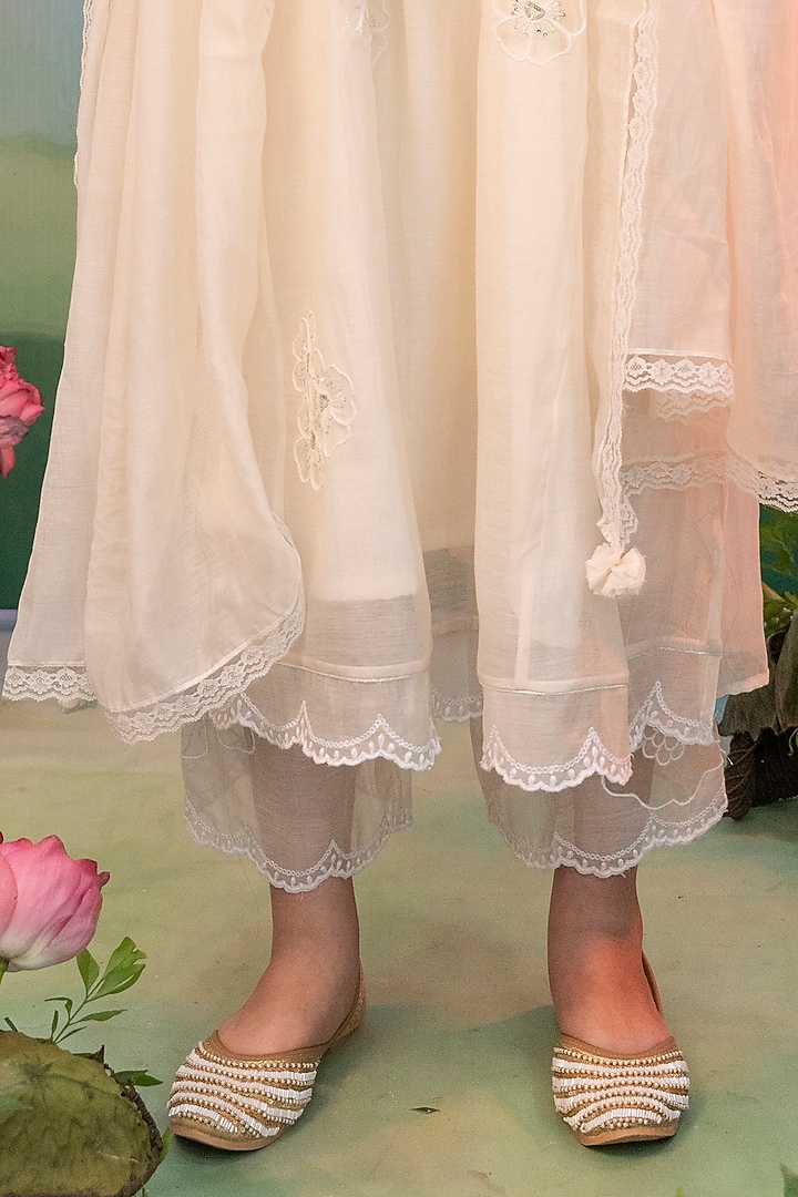 White Cotton Silk Floral Embellished Kurta Set by Karnya at Pernia's Pop Up Shop