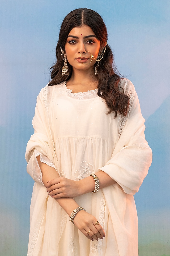 White Cotton Silk Floral Embellished Kurta Set by Karnya at Pernia's Pop Up Shop