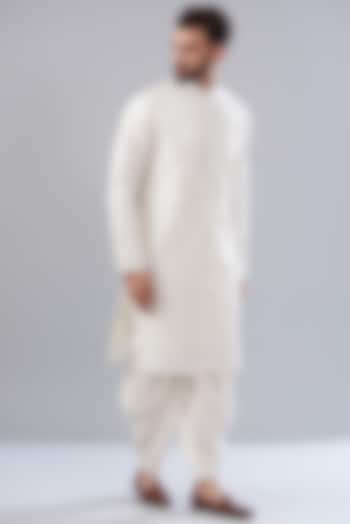 Off-White Silk Hand Embroidered Kurta Set by Kasbah Clothing at Pernia's Pop Up Shop