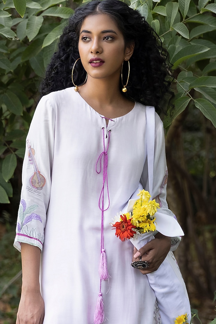 White Kurta Set With Embroidery by Kahani Lush at Pernia's Pop Up Shop
