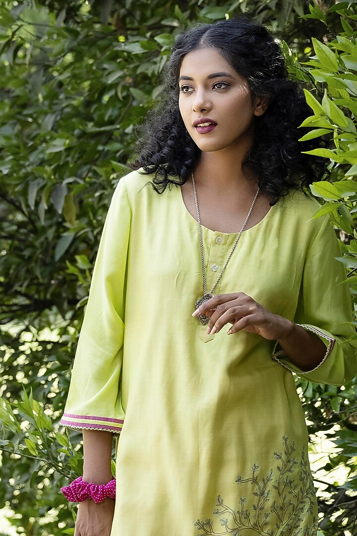 Green Embroidered Kurta Set by Kahani Lush at Pernia's Pop Up Shop