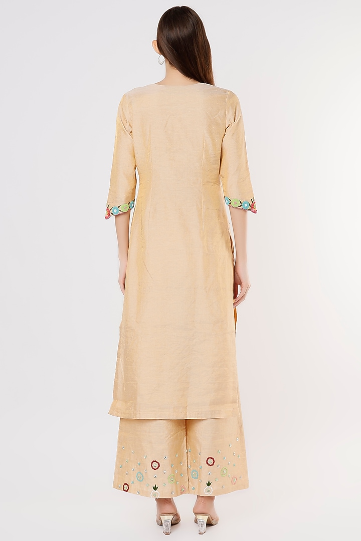 Beige Shimmer Chanderi Kurta Set by Kasturi Tikmani at Pernia's Pop Up Shop