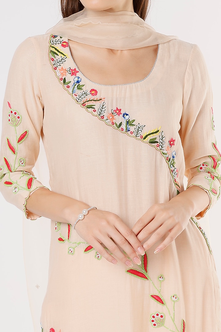 Peach Kurta Set In Chanderi Silk by Kasturi Tikmani at Pernia's Pop Up Shop