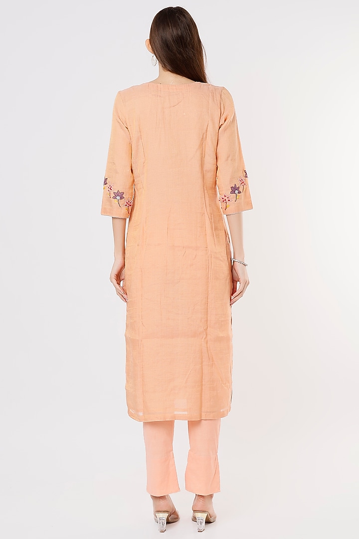 Peach Shimmer Chanderi Kurta Set by Kasturi Tikmani at Pernia's Pop Up Shop