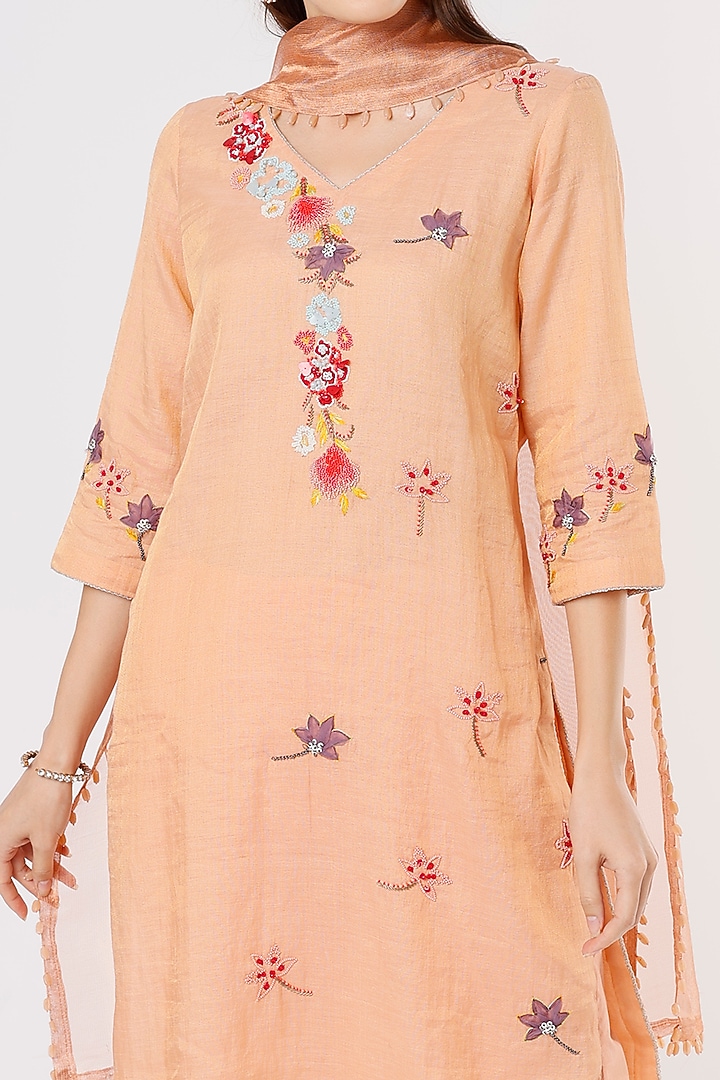 Peach Shimmer Chanderi Kurta Set by Kasturi Tikmani at Pernia's Pop Up Shop
