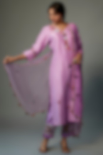 Lavender Pure Chanderi Silk Hand Embroidered Kurta Set by Kasturi Tikmani at Pernia's Pop Up Shop