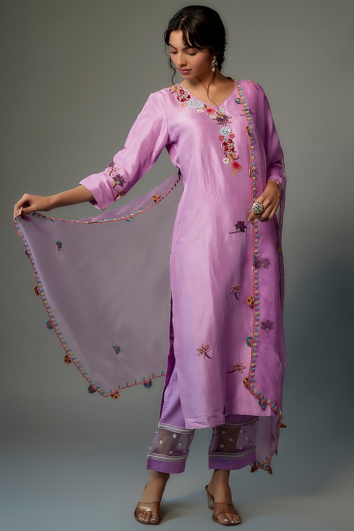 Lavender Pure Chanderi Silk Hand Embroidered Kurta Set by Kasturi Tikmani at Pernia's Pop Up Shop