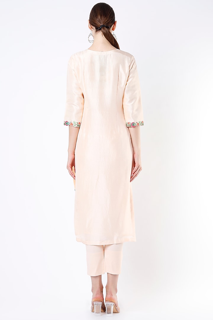 Peach Hand Embroidered Straight Kurta Set by Kasturi Tikmani at Pernia's Pop Up Shop