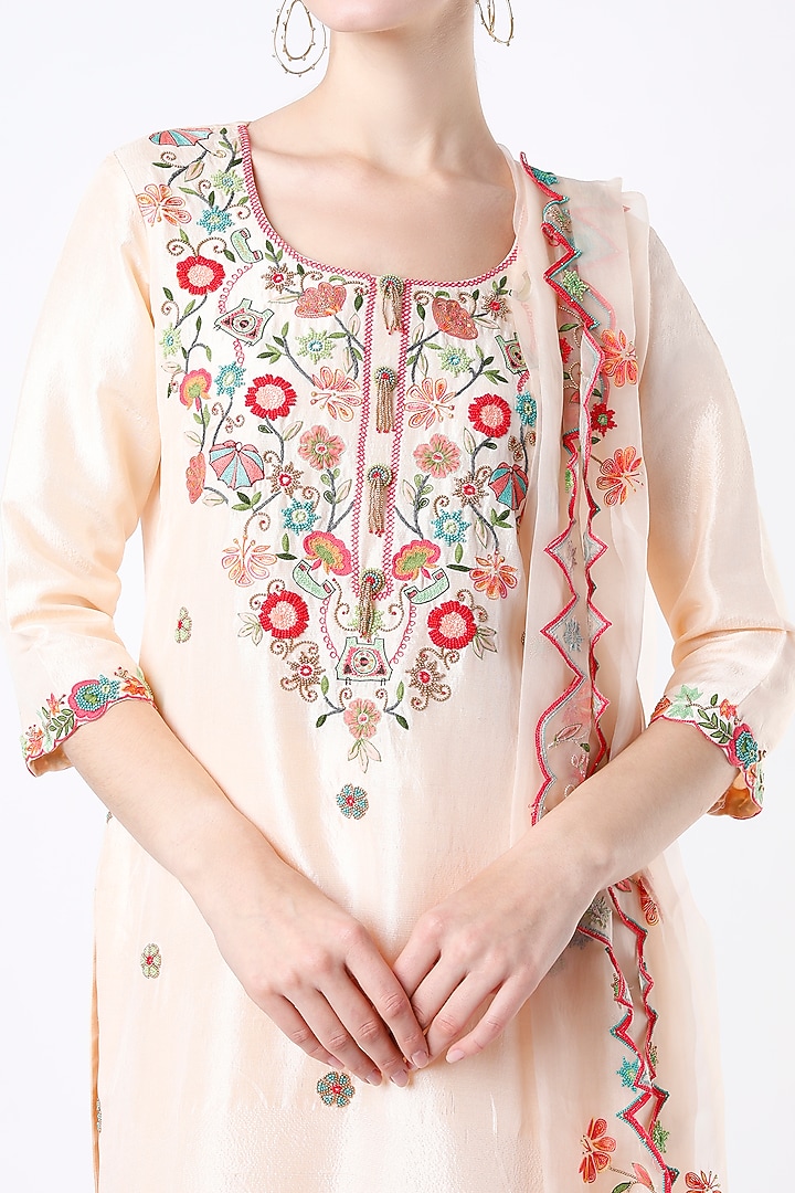 Peach Hand Embroidered Straight Kurta Set by Kasturi Tikmani at Pernia's Pop Up Shop