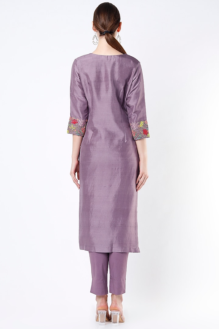 Dusty Lavender Hand Embroidered Straight Kurta Set by Kasturi Tikmani at Pernia's Pop Up Shop