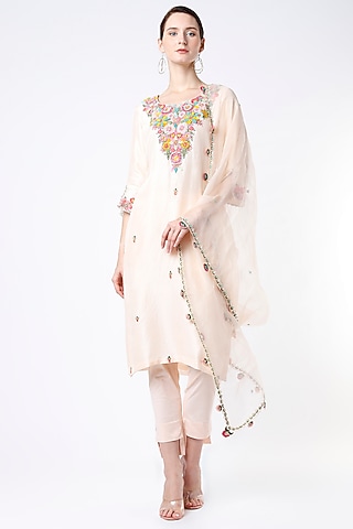 Peach Hand Embroidered Kurta Set by Kasturi Tikmani