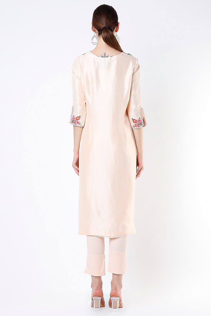 Peach Hand Embroidered Kurta Set by Kasturi Tikmani at Pernia's Pop Up Shop
