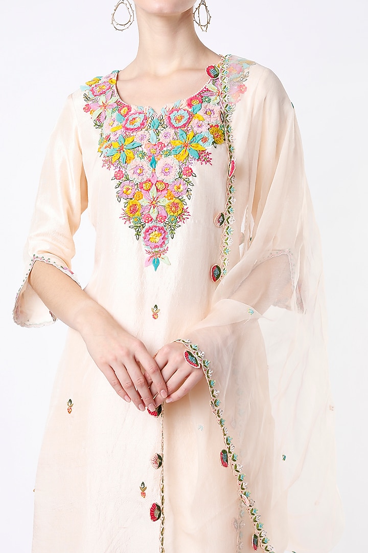 Peach Hand Embroidered Kurta Set by Kasturi Tikmani at Pernia's Pop Up Shop