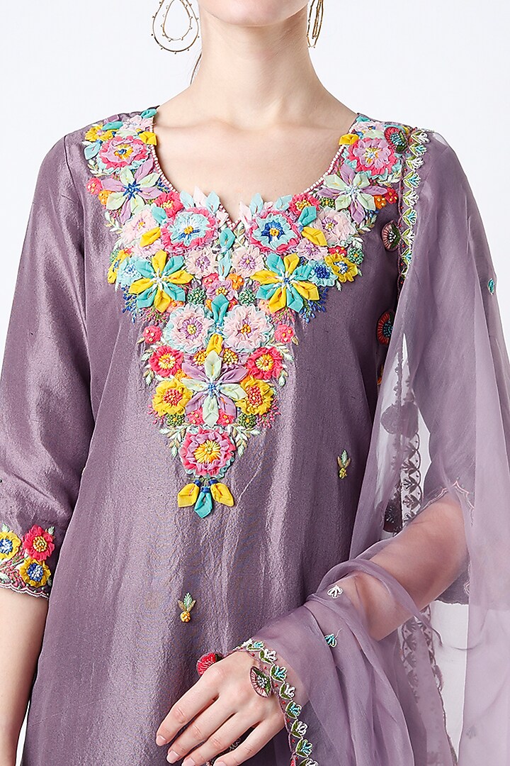 Concord Grape Hand Embroidered Kurta Set by Kasturi Tikmani at Pernia's Pop Up Shop