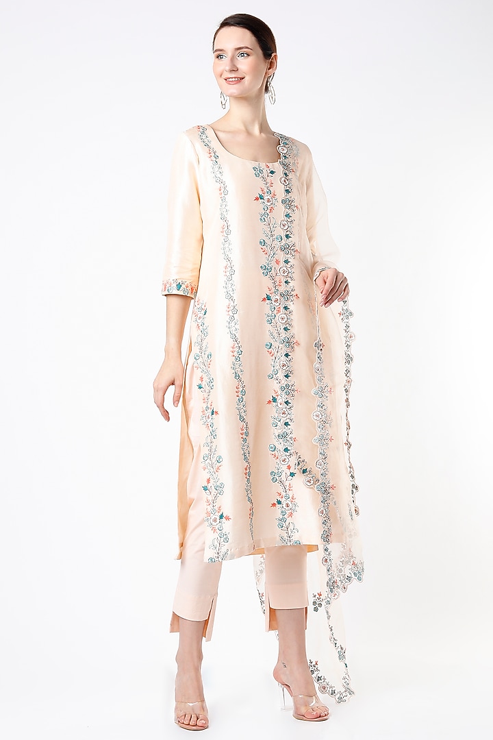 Peach Embroidered Kurta Set by Kasturi Tikmani at Pernia's Pop Up Shop