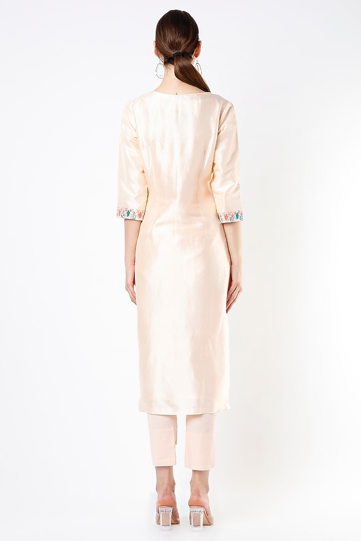 Peach Embroidered Kurta Set by Kasturi Tikmani at Pernia's Pop Up Shop