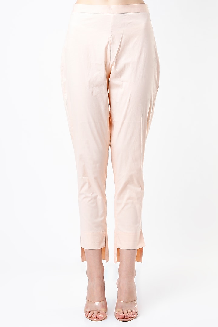 Peach Embroidered Kurta Set by Kasturi Tikmani at Pernia's Pop Up Shop