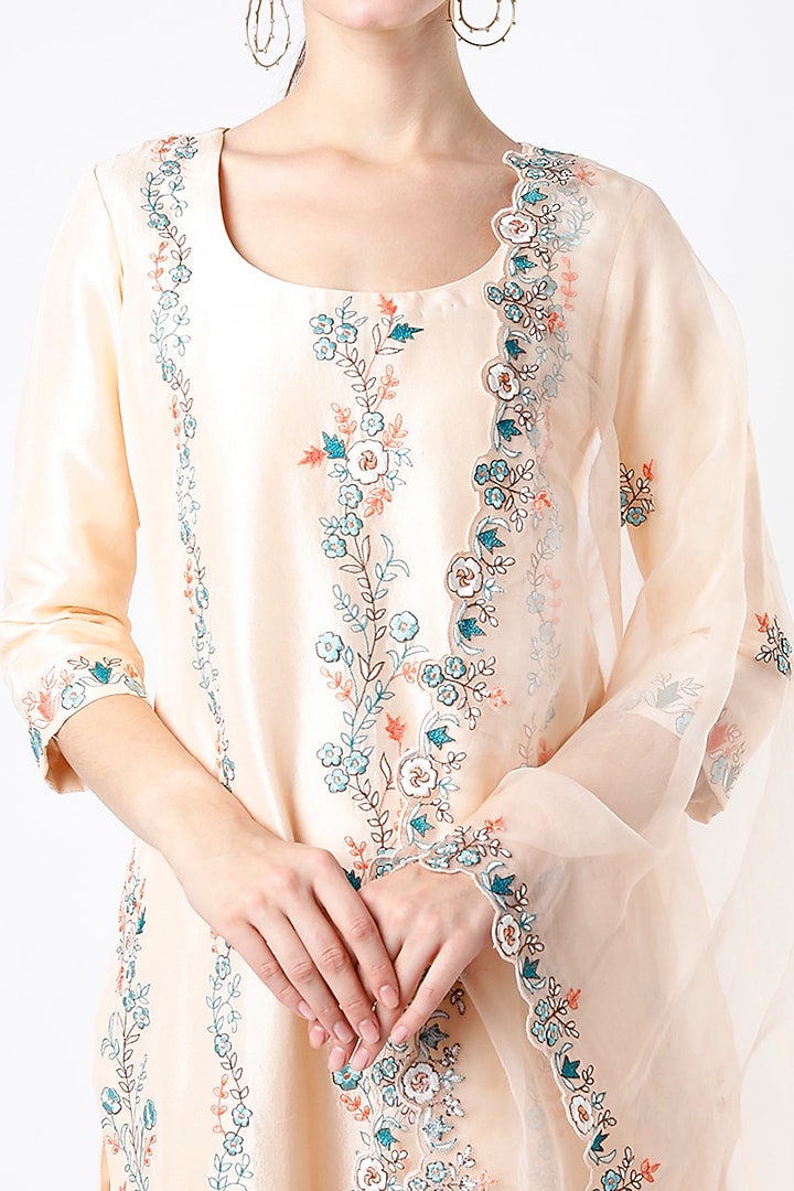 Peach Embroidered Kurta Set by Kasturi Tikmani at Pernia's Pop Up Shop