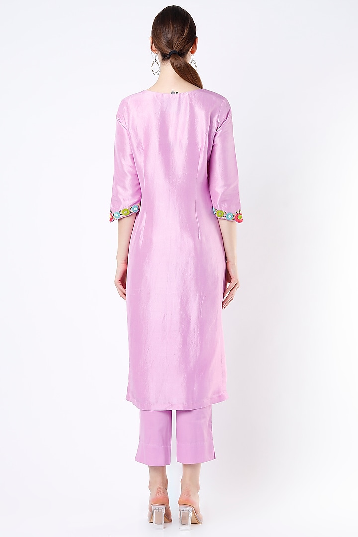 Pale Plum Hand Embroidered Straight Kurta Set by Kasturi Tikmani at Pernia's Pop Up Shop
